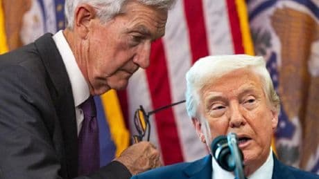 Trump'tan Fed Başkanı'na yine hakaret: ''O BİR APTAL''