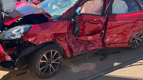 Mehrere Verletzte in Duisburg: Auto kollidiert mit Straßenbahn – Schaulustige behindern Rettungskräfte