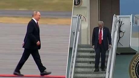 Bekijk hier hoe Trump en Poetin elkaar de hand schudden na aankomst in Alaska