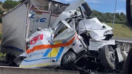 Tir contro le auto in coda sulla A1: 3 morti a bordo di un'ambulanza