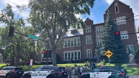 Tres muertos en un tiroteo en una iglesia y colegio católica en Mineápolis