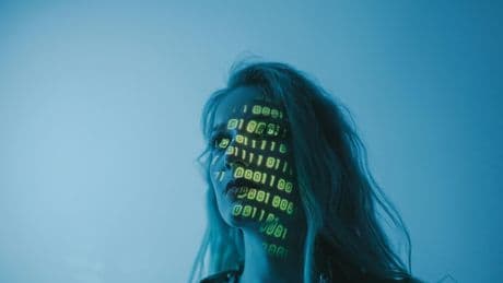 Las tecnológicas están pidiendo "AI fluency" para sus vacantes. El problema es que no se está invirtiendo ni un euro en enseñarla