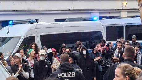 Berlin: Polizist schlägt Frau – Irische Botschaft schaltet sich ein
