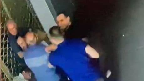 Adana'da kadına şiddet: Bir kadın 2 erkek tarafından pasajın içinde darbedildi