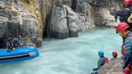 Cinco ertzainas rescatados durante un entrenamiento en un río de aguas bravas