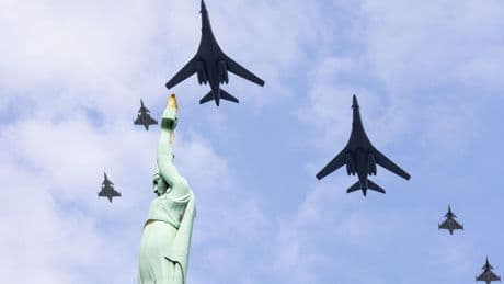 Bombarderos estadounidenses realizan una demostración de poder aéreo sobre Riga junto a cazas húngaros y suecos