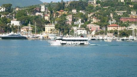 Turista di 50 anni cade dalla finestra di un hotel di lusso a Rapallo e muore, era in vacanza con il marito