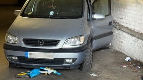 Nach Unfall mit Laufrad - Frau von eigenem Auto eingequetscht