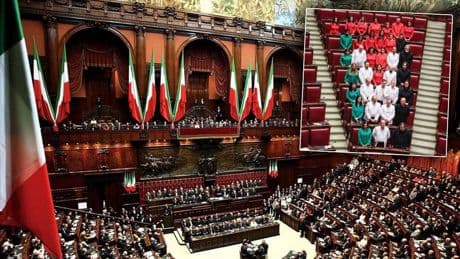 İtalya'da muhalefet vekilleri parlamentoya Filistin bayrağının renklerini taşıyan kıyafetlerle katıldı