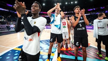 Alemania despierta a tiempo y aplasta a Montenegro en el debut