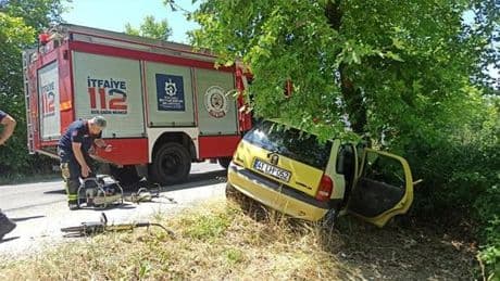 Kocaeli'de ağaca çarpan otomobildeki yaşlı kadın öldü, eşi yaralandı