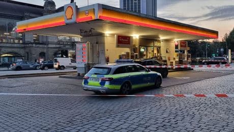 War seine Dienstwaffe im Auto? - Zivilfahnder an Tankstelle beklaut