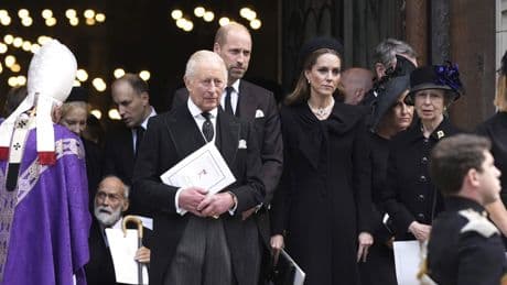 Carlos III se convierte en el primer monarca que asiste, en 400 años, a un funeral católico en el Reino Unido