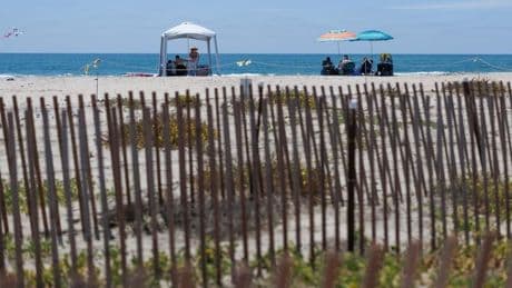Muere un joven de 17 años al quedarse sepultado en un hoyo que él mismo cavó en una playa de Italia