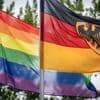 Buntes Durcheinander bei der Regenbogenflagge: Merz rollt ein, Klingbeil flaggt – aus Protest