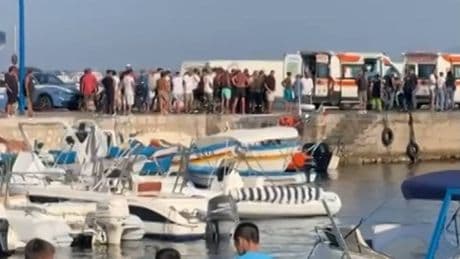 Tragedia a Mondello, cade in acqua e finisce sull'elica del gommone: morto un 20enne