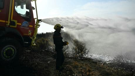 Incendie dans l'Aude : le feu reste surveillé, le département placé en vigilance rouge canicule
