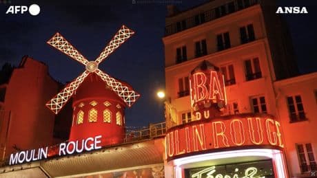 Parigi, tornano a girare le pale del Moulin Rouge: show in strada a Pigalle