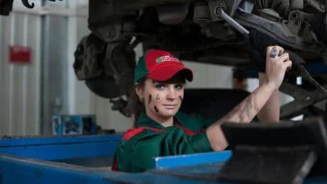 Los talleres se quedan sin manos: sueldos de hasta 36.000 euros anuales y miles de vacantes sin cubrir en España