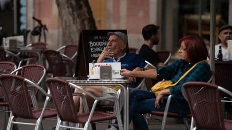 Los hosteleros ven desproporcionada la prohibición de fumar en las terrazas: "Va a perjudicar al sector"