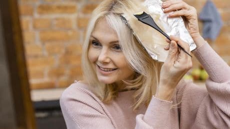 Ni tinte ni spray: todas las alternativas para cubrir las canas de forma natural
