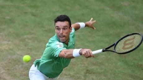 El servicio de Hurkacz pone fin al paso de Bautista por la hierba de Bolduqe