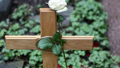Betrüger nützen Trauer aus: Gefahr für Hinterbliebene: Kriminelle zielen auf Trauernde