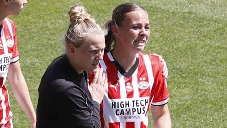 PSV-aanvoerster Hendriks rest van het jaar uitgeschakeld door kruisbandblessure