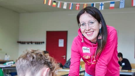 Schule: Babett Mahnert klärt Kinder über Finanzen auf und warnt vor Schulden