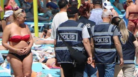 Taciz, uygunsuz fotoğraf ve çevreye rahatsızlık... Polis, plajda yakaladı