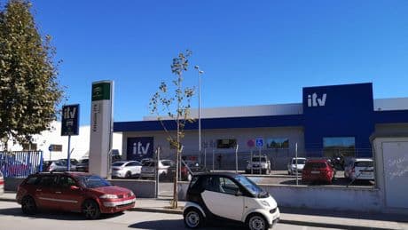 La Junta de Andalucía contrata detectives por más de 240.000 euros para investigar las bajas laborales