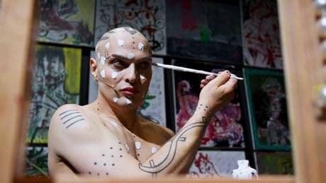 Ivo Dimchev zingt, danst, schildert en praat met het publiek