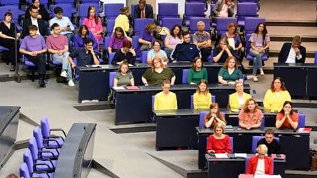 Wegen des Flaggen-Streits - Regenbogen-Protest im Bundestag