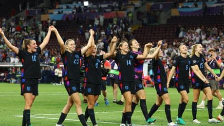Euro féminin: dans un match fou, l'Angleterre s'offre l'Italie se hisse en finale