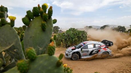Sébastien Ogier (Toyota) lidera en Cerdeña tras una jornada de supervivencia