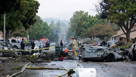 Varios muertos y una decena de viviendas incendiadas al estrellarse una avioneta en un barrio residencial de San Diego