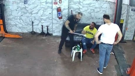 Tartıştıkları kişiyi levye ile dövdüler
