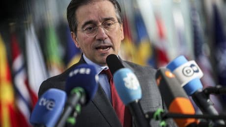 Albares quiere expulsar al equipo Israel de La Vuelta