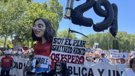 La izquierda madrileña se moviliza en un linchamiento público a Ayuso por la Sanidad