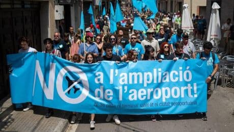 Un millar de personas protesta en El Prat contra la ampliación del aeropuerto