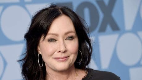 Actrices Sarah Michelle Gellar en Tori Spelling herdenken Shannen Doherty op eerste sterfdag