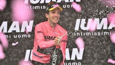 Giro d’Italia, Simon Yates conquista la maglia rosa sul Colle delle Finestre. A Roma la conclusione