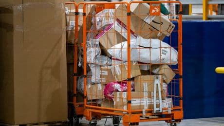 Faire payer le consommateur et les plateformes: comment la France entend réguler l'afflux de colis chinois