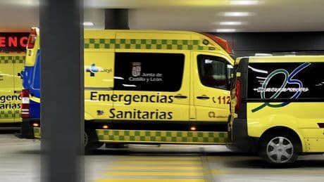 Un aparatoso accidente entre una moto y un coche se salda con dos heridos en Salamanca