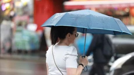 UK weather forecasters detail temperature change of -6C as westerly wind bites
