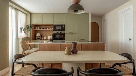 El piso en Barakaldo con la cocina verde de una pareja y sus dos hijos convertido en un refugio de paz