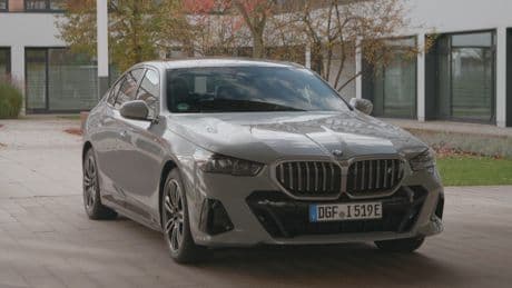 BMW i5 40 im Test: Riesiger Elektro-Fünfer mit knappem Akku und Selbstfahrmodus