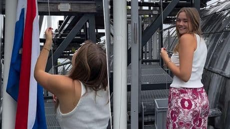 Zien: Prinses Ariane hangt vlag uit bij Paleis Huis Ten Bosch