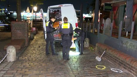 Unfall am Hamburger Fischmarkt - Fahrer vom eigenen Transporter überrollt