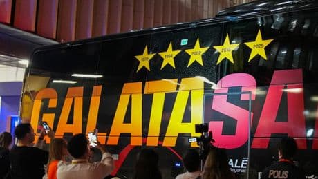 Galatasaray takım otobüsüne saldırı: Camı kırıldı!